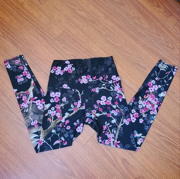 Yoga Democracy Leggings in Cherry Bloomin - Picture 6 of 7